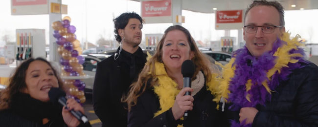 Castleden The Bodyguard verrassen automobilisten met tankstop-karaoke