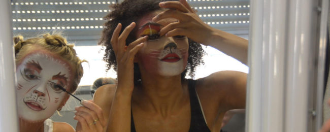 Twee Engelse castleden Cats op Amsterdamse Uitmarkt