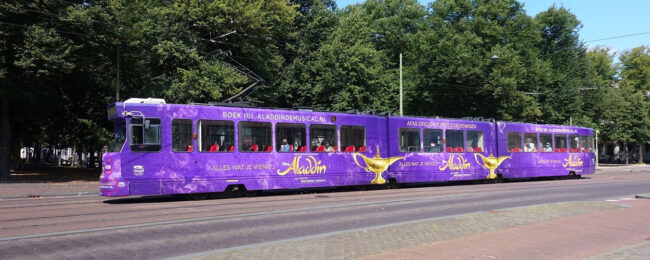 Speciale tram voor Aladdin in Scheveningen