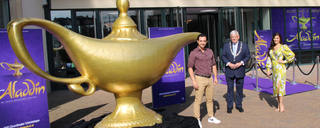 Grote wenslamp uit Aladdin geplaatst voor het Circustheater