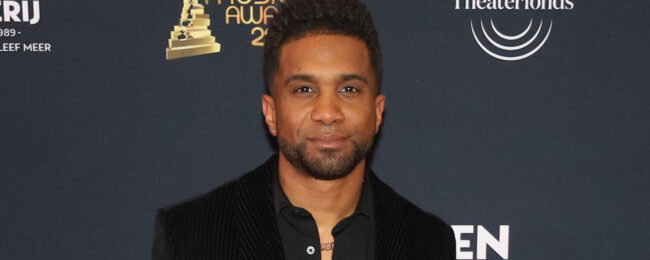 Qshans Thode kruipt in de rol van Ezel in Shrek De Musical