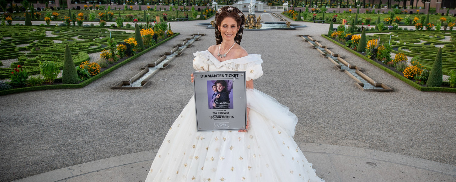 Pia Douwes ontvangt award voor meer dan 150.000 verkochte kaarten voor Elisabeth