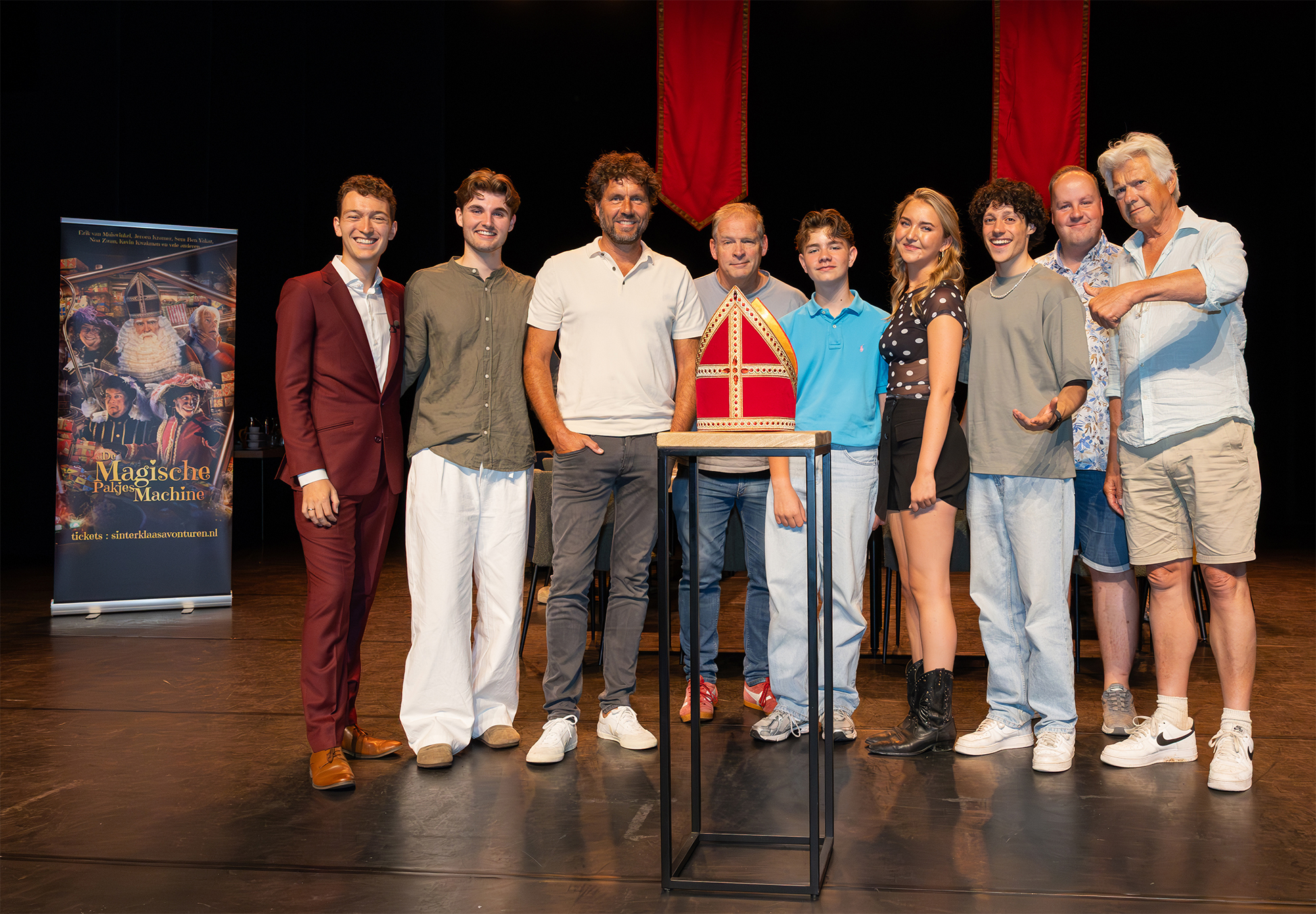 Foto van de cast van Sint & De Magische Pakjesmachine