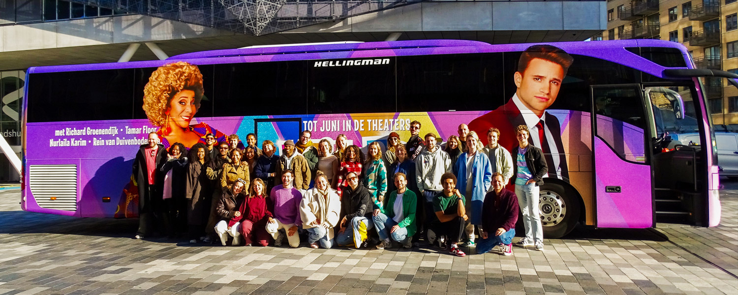 Cast musical Hairspray komt in stijl aan bij het theater