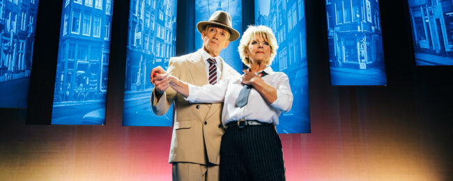 Eerste scénefoto van Vooruit met Simone Kleinsma en Paul Groot