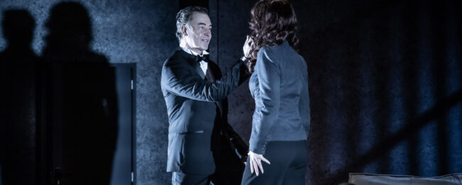 Scènefoto’s van Dial M for Murder gepubliceerd