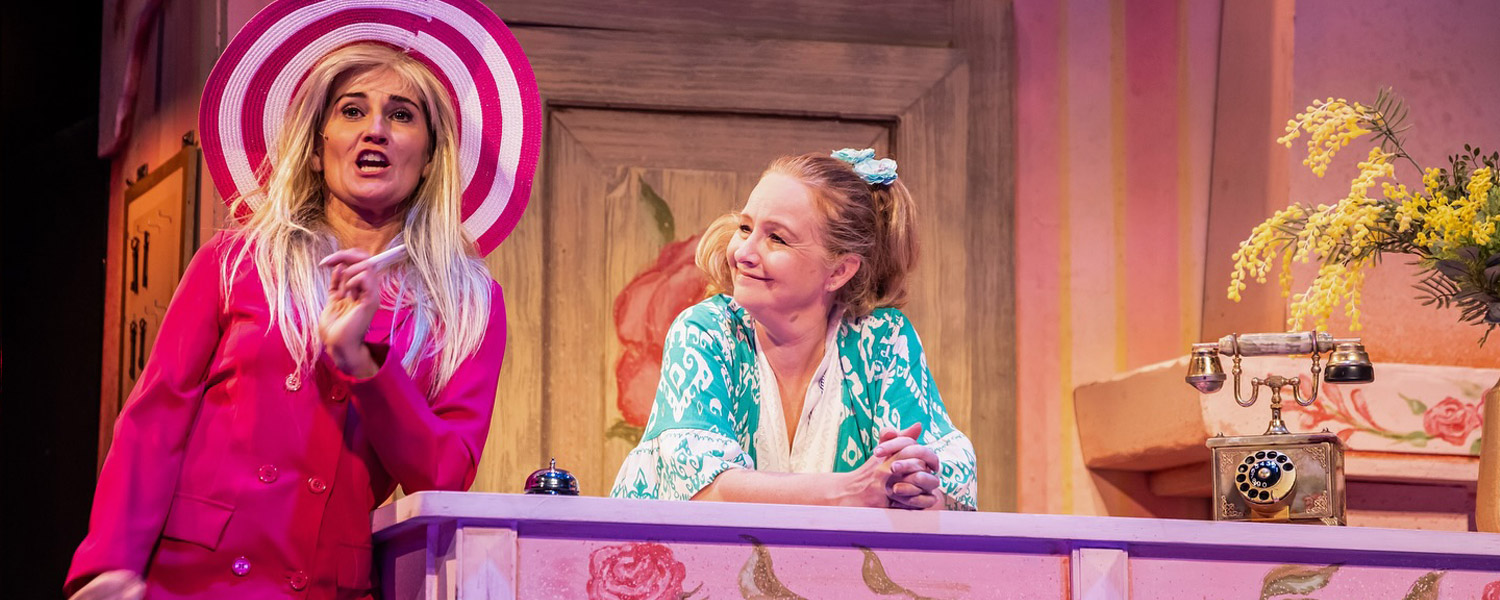 Scénefoto’s van de komedie Hotel vol Liefde