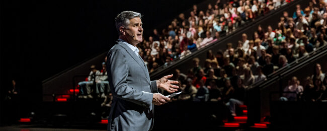 Staatssecretaris Koen Becking benadrukt belang educatie tijdens bezoek aan 40-45 de Musical