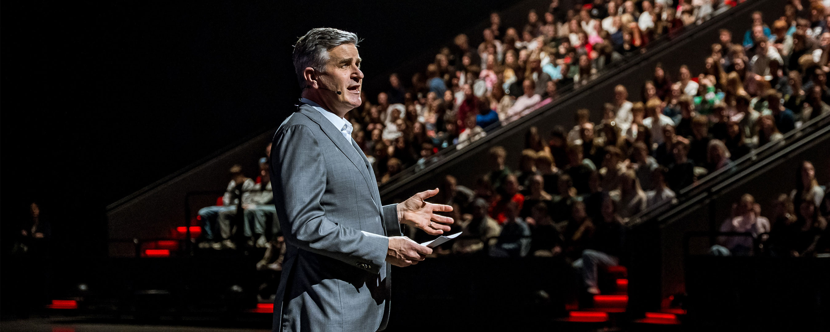 Staatssecretaris Koen Becking benadrukt belang educatie tijdens bezoek aan 40-45 de Musical